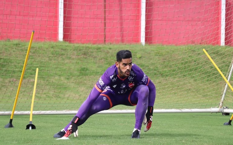 Goleiro Tony revela ameaça de torcedores e busca rescisão contratual 'amigável' com Guarani