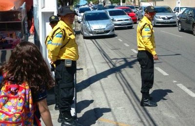 Fiscalização combate estacionamento irregular no entorno do HGE