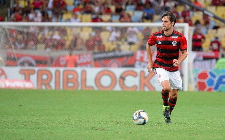 Rodrigo Caio &#8216;se escala&#8217; e vê Fla melhor do que nas derrotas para o São Paulo