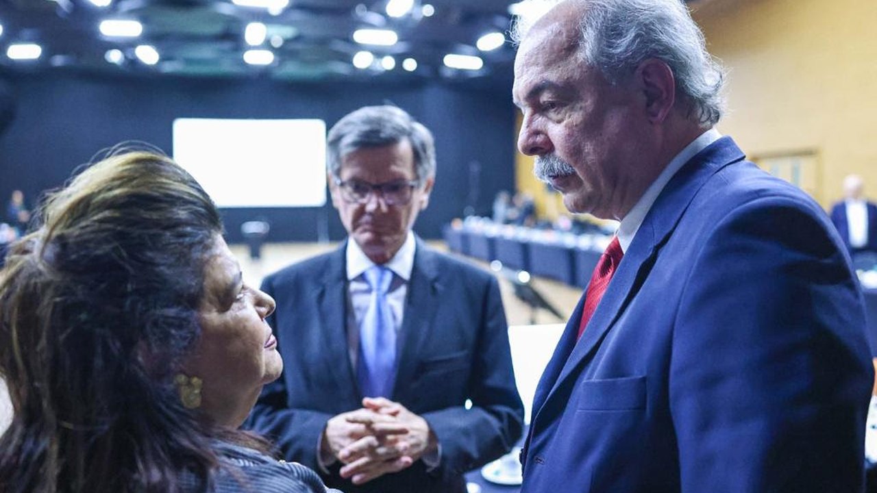 Famílias terão poder de compra, afirma Mercadante em encontro com varejistas