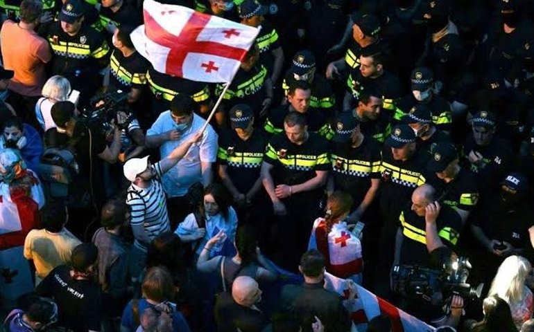 Geórgia reprime manifestantes e aprova 'lei de agentes estrangeiros', nos moldes da Rússia