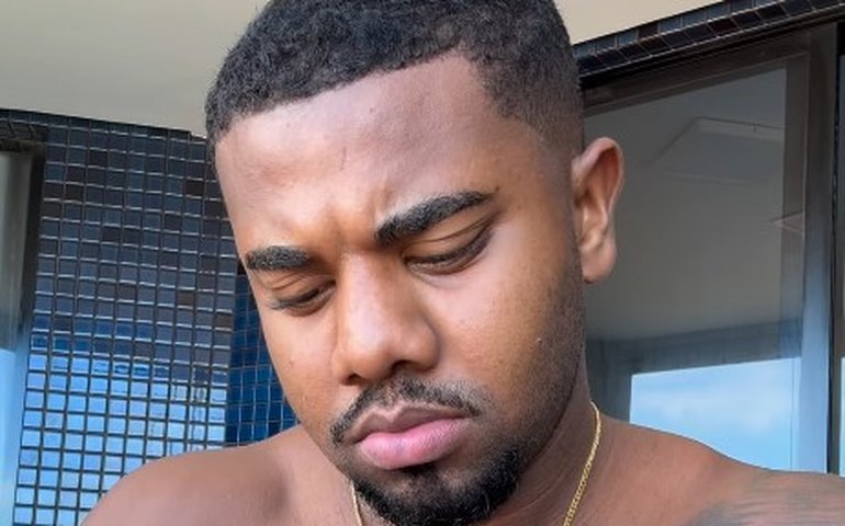 Davi Brito chora em vídeo sobre término de namoro e mostra teste de gravidez