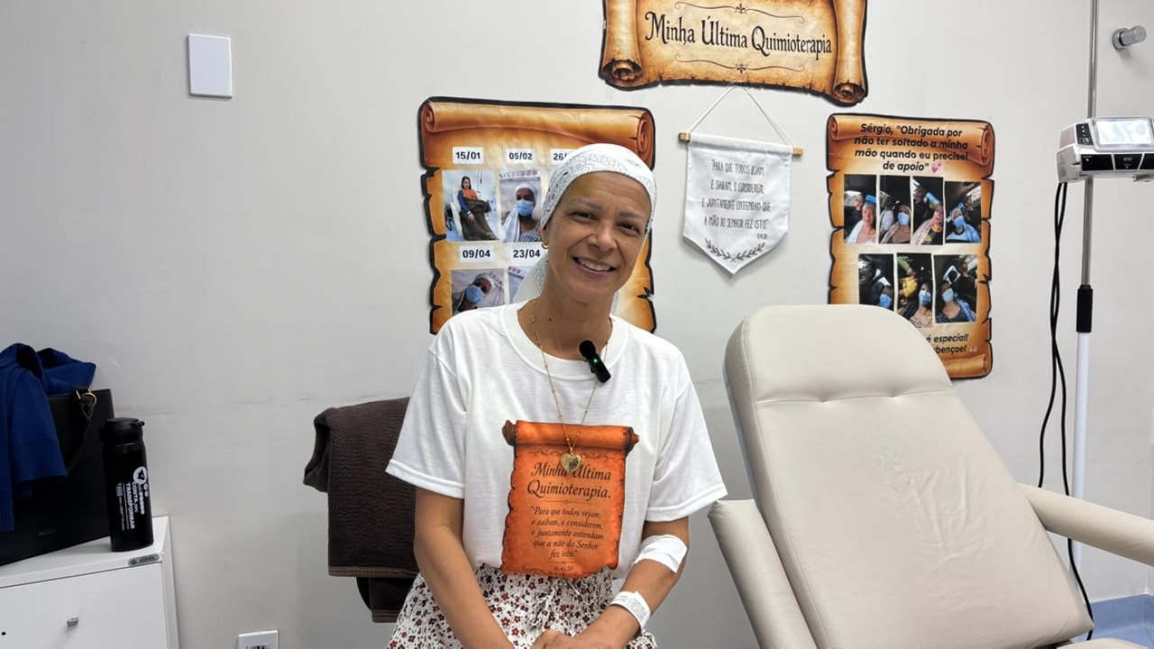 Professora celebra conclusão da quimioterapia contra câncer de mama no Hospital Metropolitano