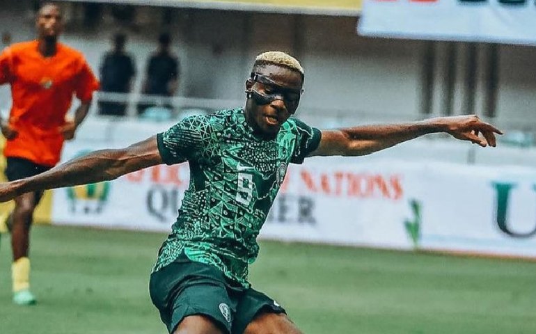 Napoli busca paz com Osimhen e diz que 'jamais teve a intenção de zombar ou ofender' o atacante