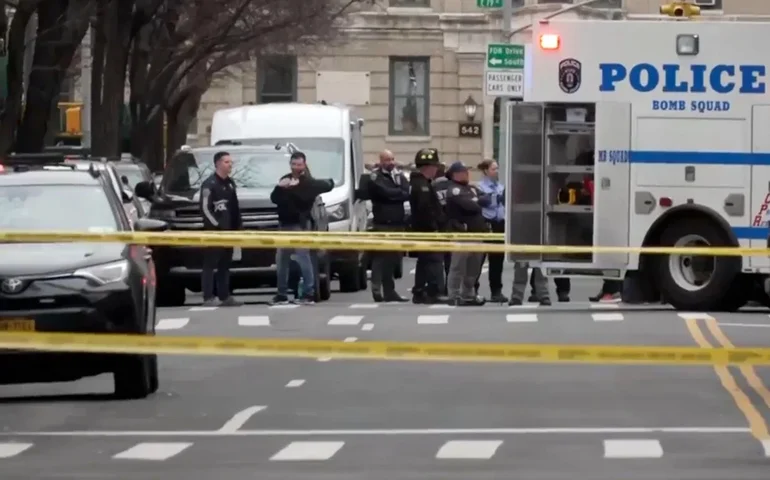 Contraprotestante lançou explosivo improvisado em evento anti-Islã em Nova York, diz polícia