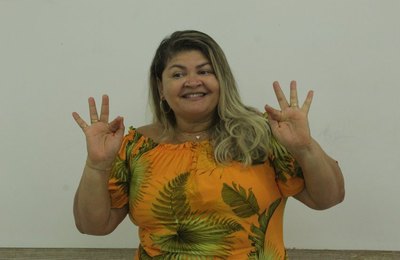 Educadora da rede municipal sinaliza em libras músicas nas redes sociais