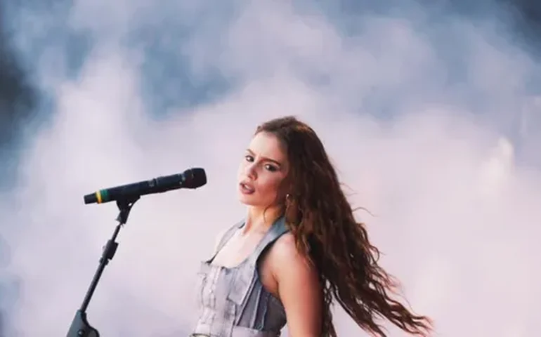 Sensação do pop nacional, Carol Biazin atrai milhares de fãs em show que 'vai do choro até a bateção de bunda'