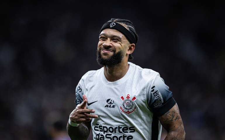 Memphis debocha de zagueiro do Atlético-MG após receber bolada em vitória do Corinthians