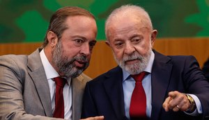 Lula e ministro em diálogo. Fonte: Internet 