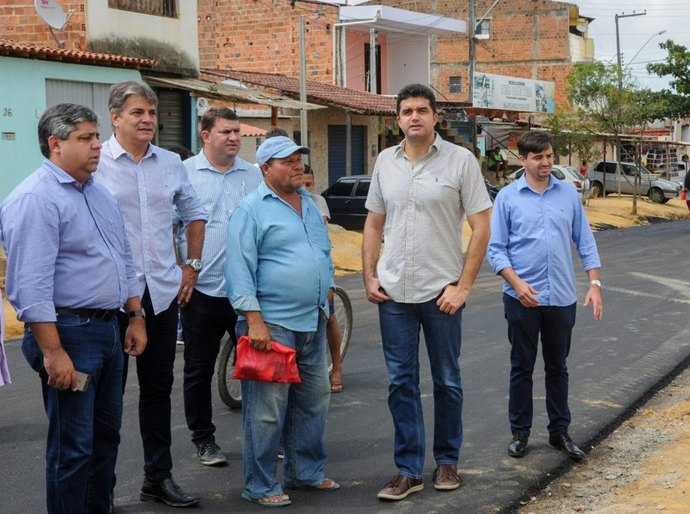 Prefeito Rui Palmeira vistoria obras de pavimentação no Ouro Preto