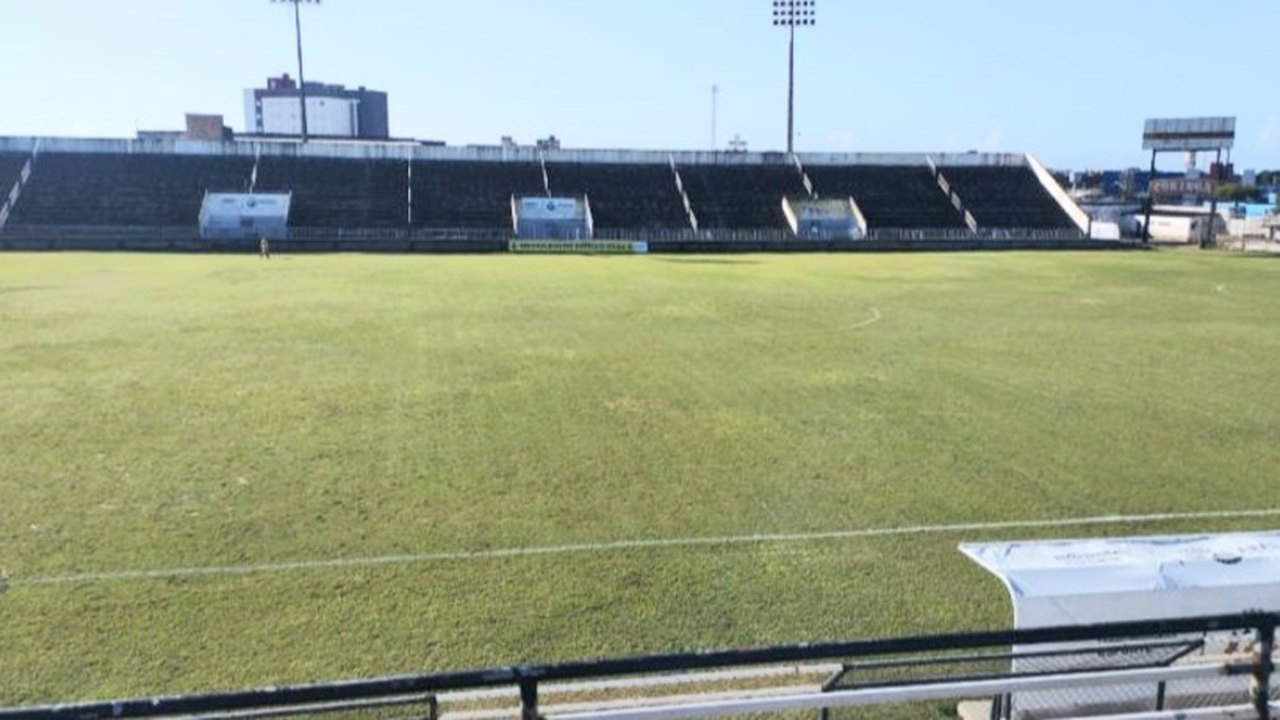 Prefeitura de Arapiraca faz melhorias no gramado do Coaracy da Mata