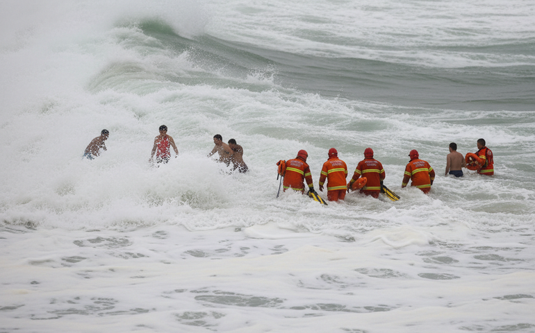 Ressaca marítima: Corpo de Bombeiros realiza 320 salvamentos no litoral do estado do Rio