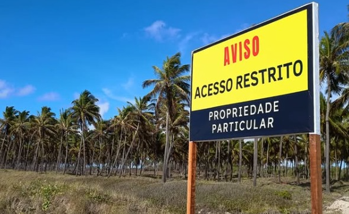 Placas indicando propriedade privada foram colocadas em área de restinga