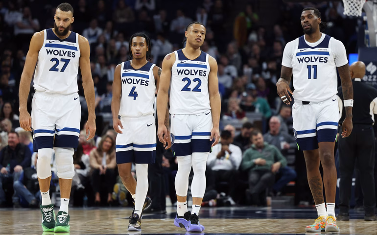 Wolves superam Spurs em duelo eletrizante; Knicks dominam 76ers na semifinal