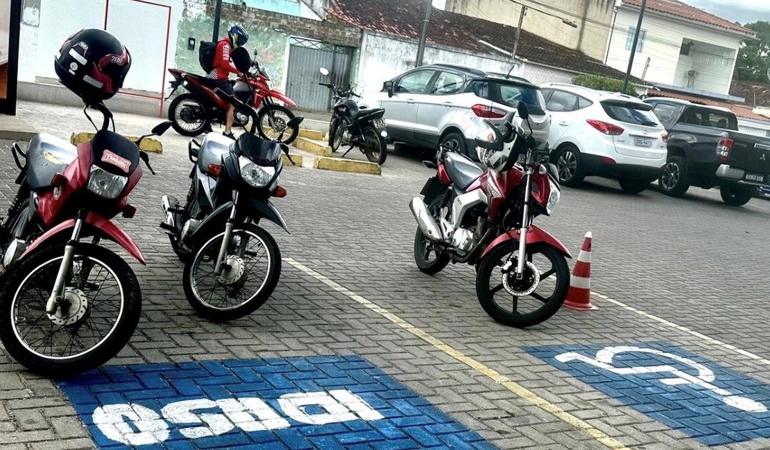 INFRAÇÃO DE TRÂNSITO: Estacionamentos para idosos e deficientes