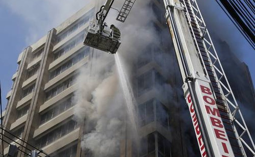 Incêndio atinge prédio no centro de SP