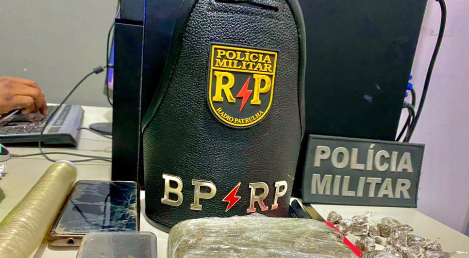 Jovem suspeita de vender drogas é presa em Aracaju / Foto: Foto: Polícia Militar/SE