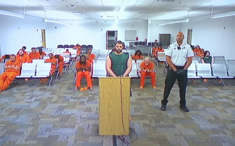 Novo relatório detalha o agravamento do comportamento do suspeito antes do assassinato de dois estudantes da USF.