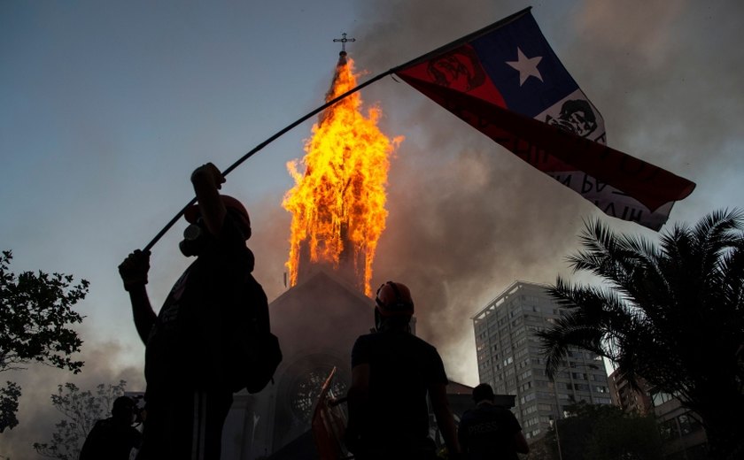 Manifestação no Chile acaba em confronto e vandalismo; 2 igrejas são incendiadas