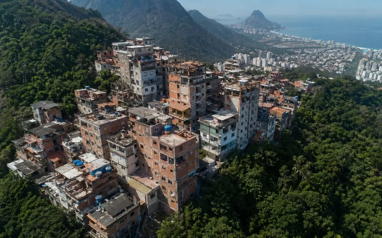 Crescimento vertical na comunidade Chácara do Céu, na Zona Sul, acende alerta sobre risco estrutural e avanço sobre área de mata