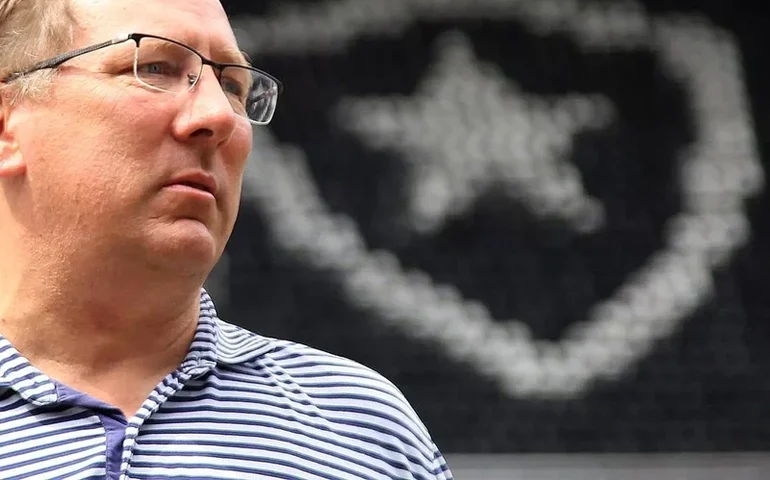 Julgamento de John Textor, do Botafogo, é adiado no STJD após pedido de vistas no processo