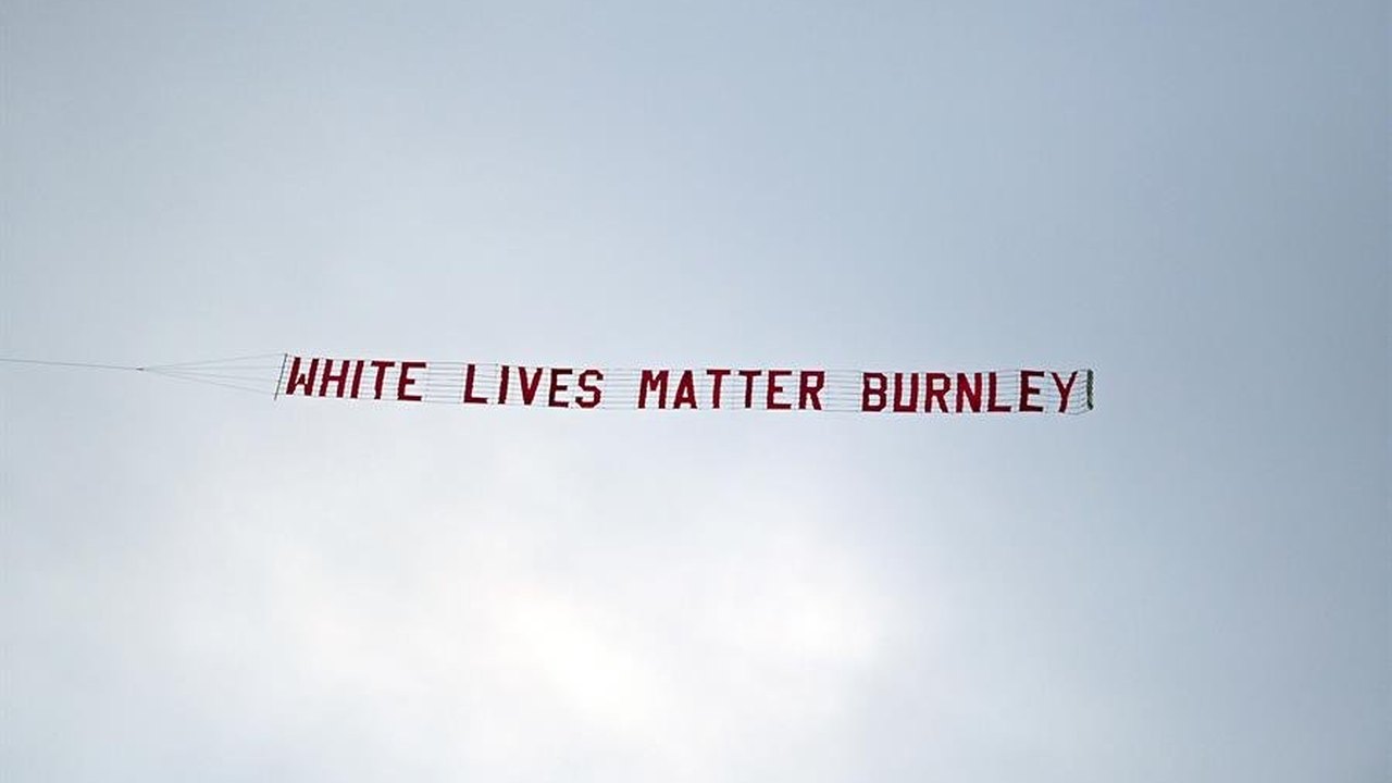 Burnley critica utilização de avião que sobrevoou estádio com frase racista