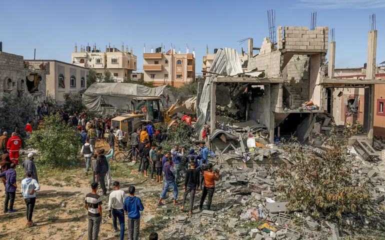 Israel inicia ataques a Rafah, no sul de Gaza, em meio a negociações sobre cessar-fogo
