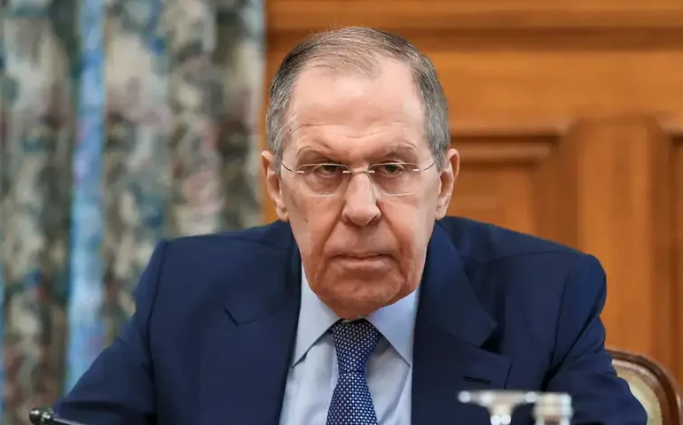 Qualquer francês na Ucrânia seria 'alvo legítimo' para as forças russas, diz Sergey Lavrov