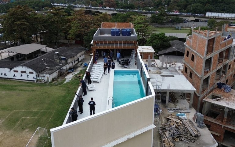 Derrubada de imóveis irregulares segue no Complexo da Maré, no Rio
