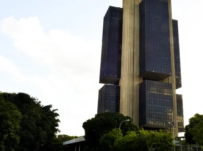 Juros do crédito pessoal e cartão rotativo avançam para as famílias