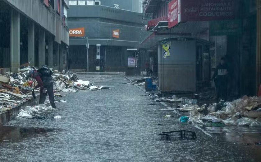 Tragédia transforma Porto Alegre em um lixão a céu aberto