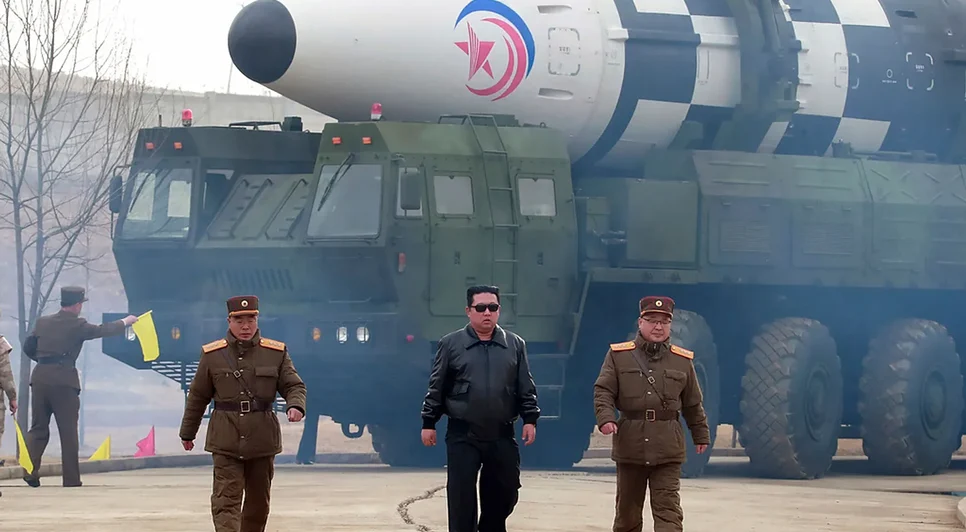 kim jong un aparece junto a novo míssil