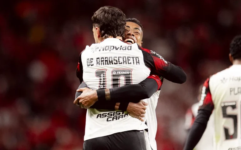 Flamengo vence Inter e avança às quartas da Libertadores após atraso por papéis no Beira-Rio