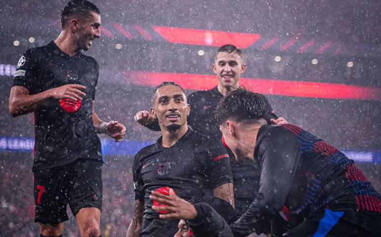 Barcelona supera falhas, e Raphinha decide virada sobre o Benfica em jogo de 9 gols
