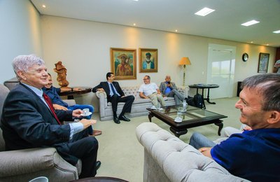 Governador Klever Loureiro recebe o presidente do Grupo Mateus