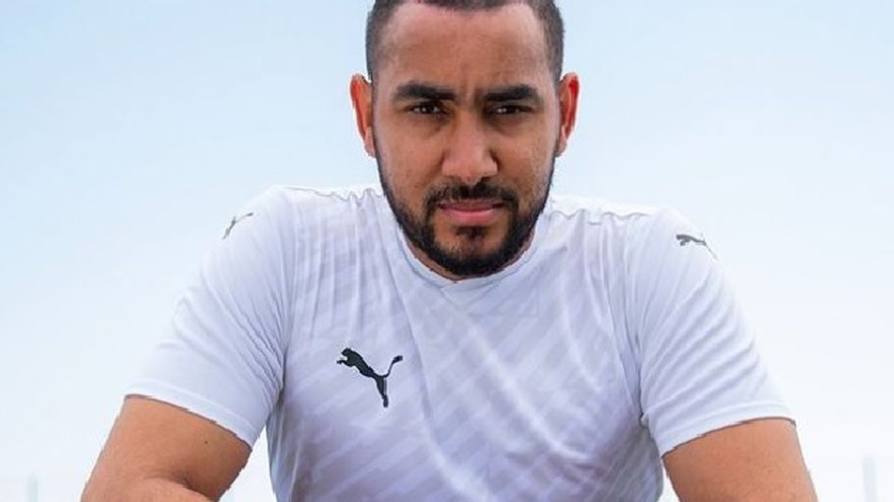 Payet é recebido por cerca de 5 mil torcedores do Vasco no desembarque no Rio