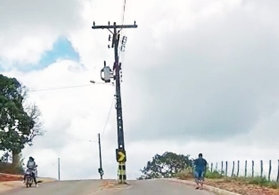 MPAL instaura procedimento após vídeo mostrar postes instalados no meio de rodovia que liga municípios de Taquarana e Belém