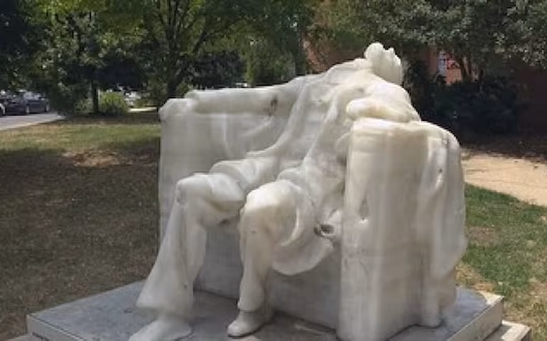 Estátua de cera de Abraham Lincoln derrete no calor brutal de Washington, nos EUA