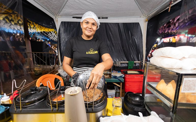 Ambulantes celebram renda garantida com festivais de Coco e Quadrilhas em Jaraguá