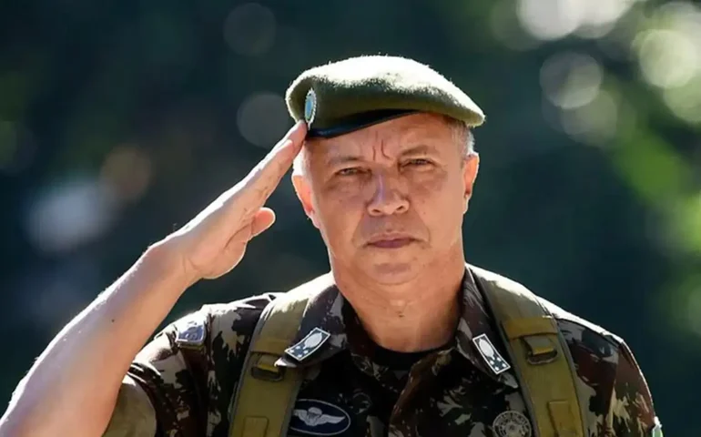 Ex-chefe do Exército de Lula nega ter recebido proposta para dar golpe