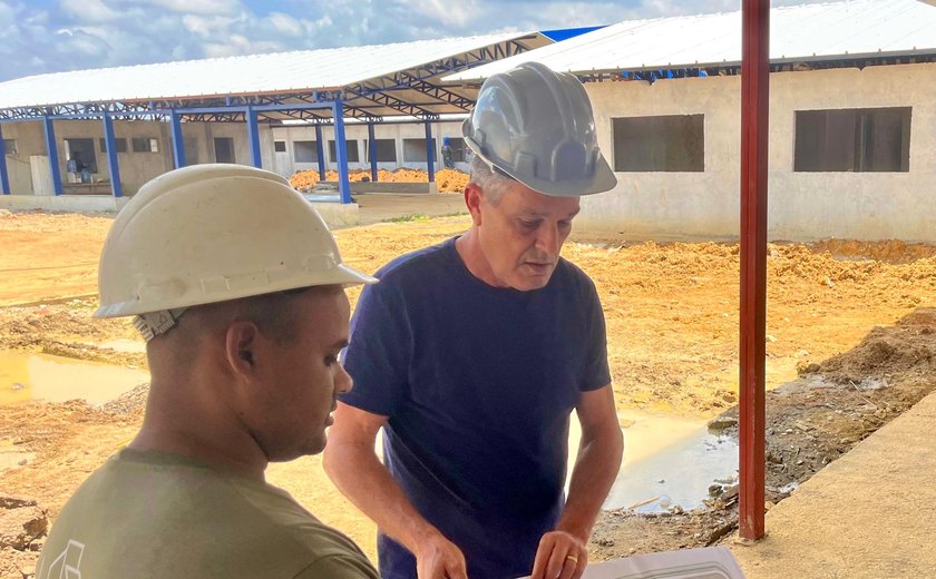 Prefeito de Branquinha verifica andamento das obras de escola estadual