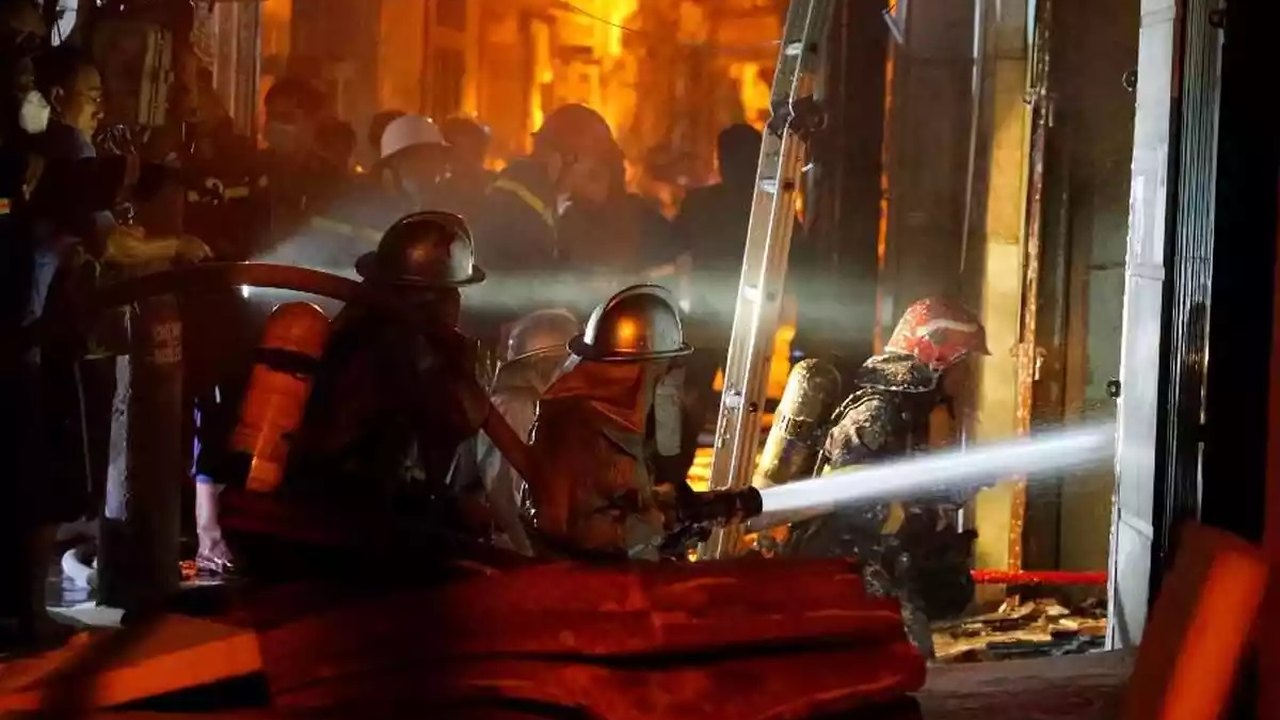 Incêndio em prédio residencial deixa 14 mortos no Vietnã