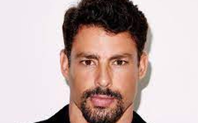 Cauã Reymond avalia comentários ousados após novo clique sem camisa: 'Não me incomodam'