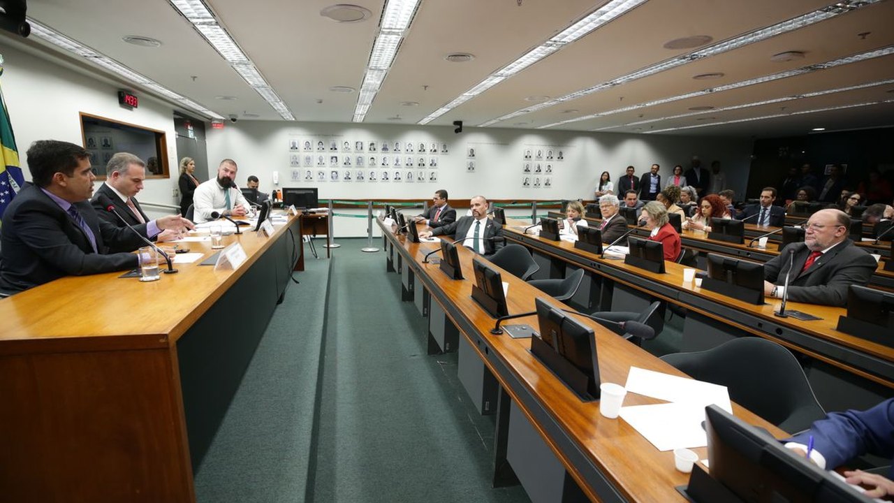 Conselho de Ética adia análise de processo contra deputados acusados de golpismo