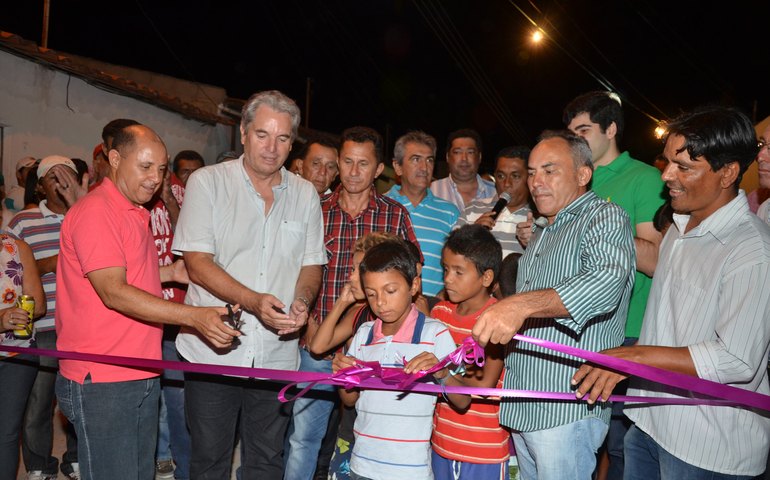 Celso Luiz inaugura mais calçamentos em Canapi e creche em Forquilha