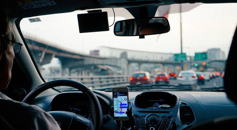 Motorista afirma que está sofrendo difamação e sendo caluniado nas redes sociais. / Foto: Foto: Dan Gold/Unsplash