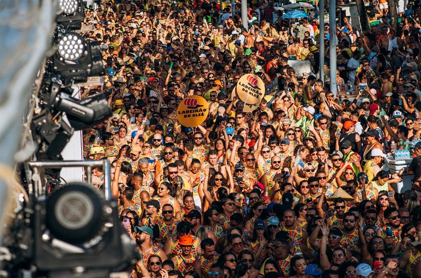 Bloco Caveira arrasta foliões e dá início às prévias de Carnaval