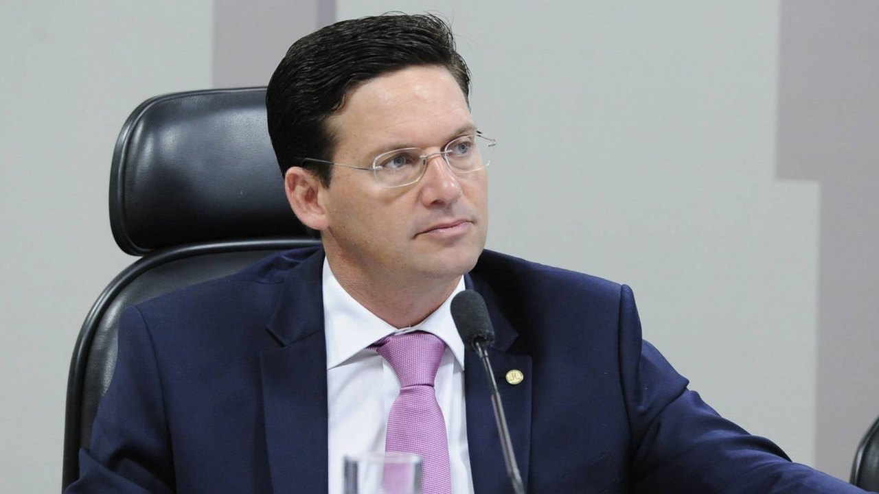 Governo quer pagar novos valores de Auxílio já em novembro, diz ministro