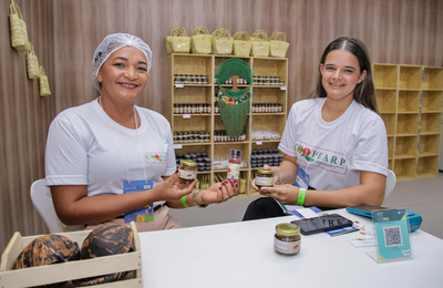 "Liberdade e Soberania": mulheres extrativistas de Alagoas trazem a força da pimenta rosa para o Salão do Turismo