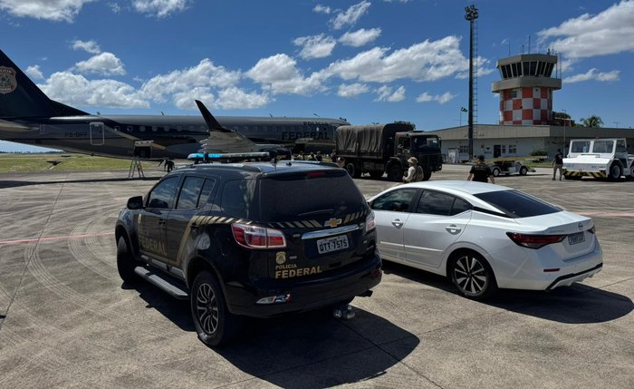 Carga de armas e munições saiu da sede da PF em Jaraguá com escolta até o aeroporto